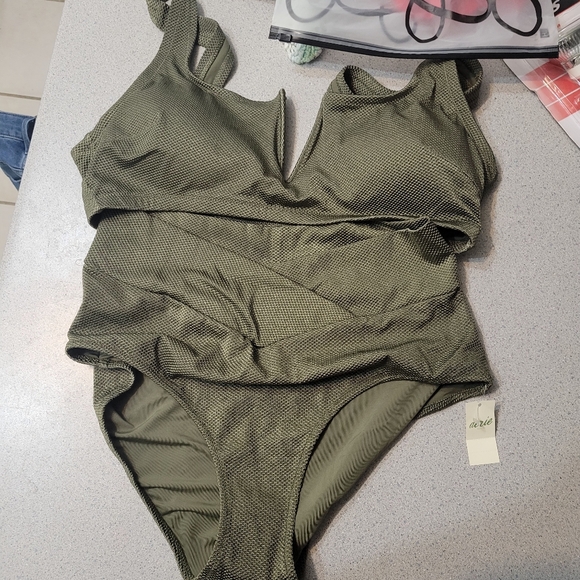 Bikini - Picture 1 of 3